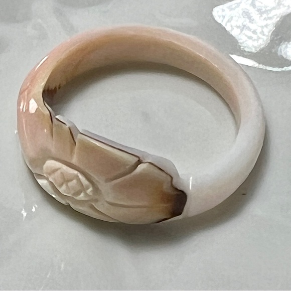 Vintage Natural Shell Ring - Picture 3 of 5